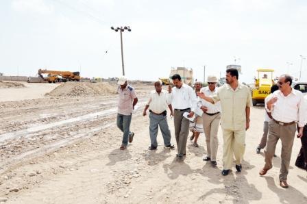 د. الجفري لدى تفقده احد مشاريع الطرق في عدن أمس